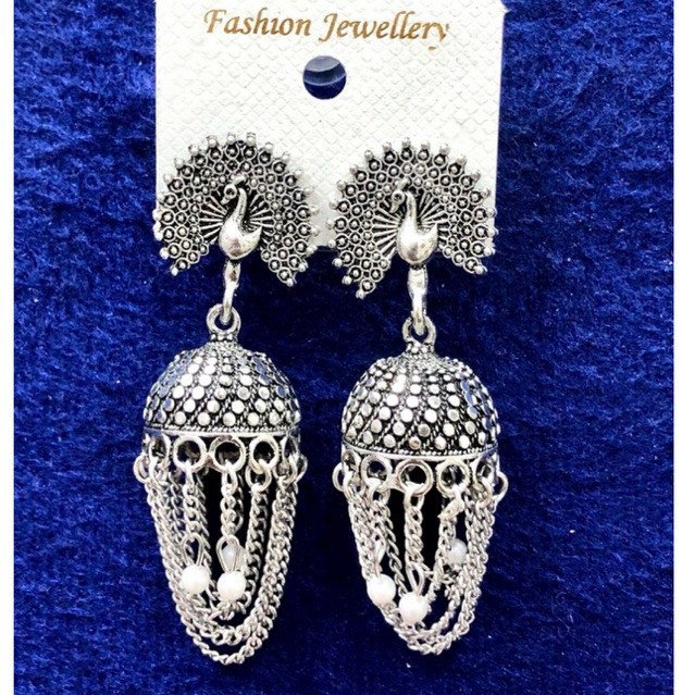 Anting aksesoris wanita asli india